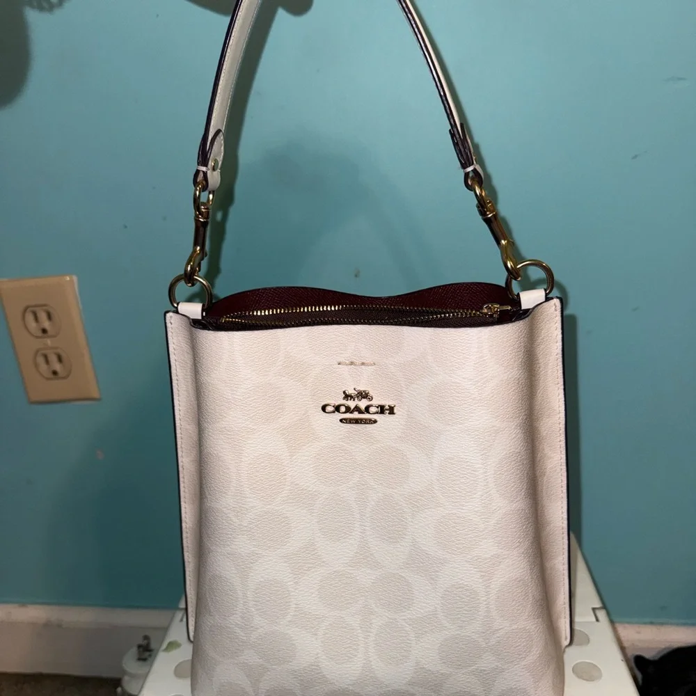 Coach Cream Bag with Gold Accents - Picture 4 of 6